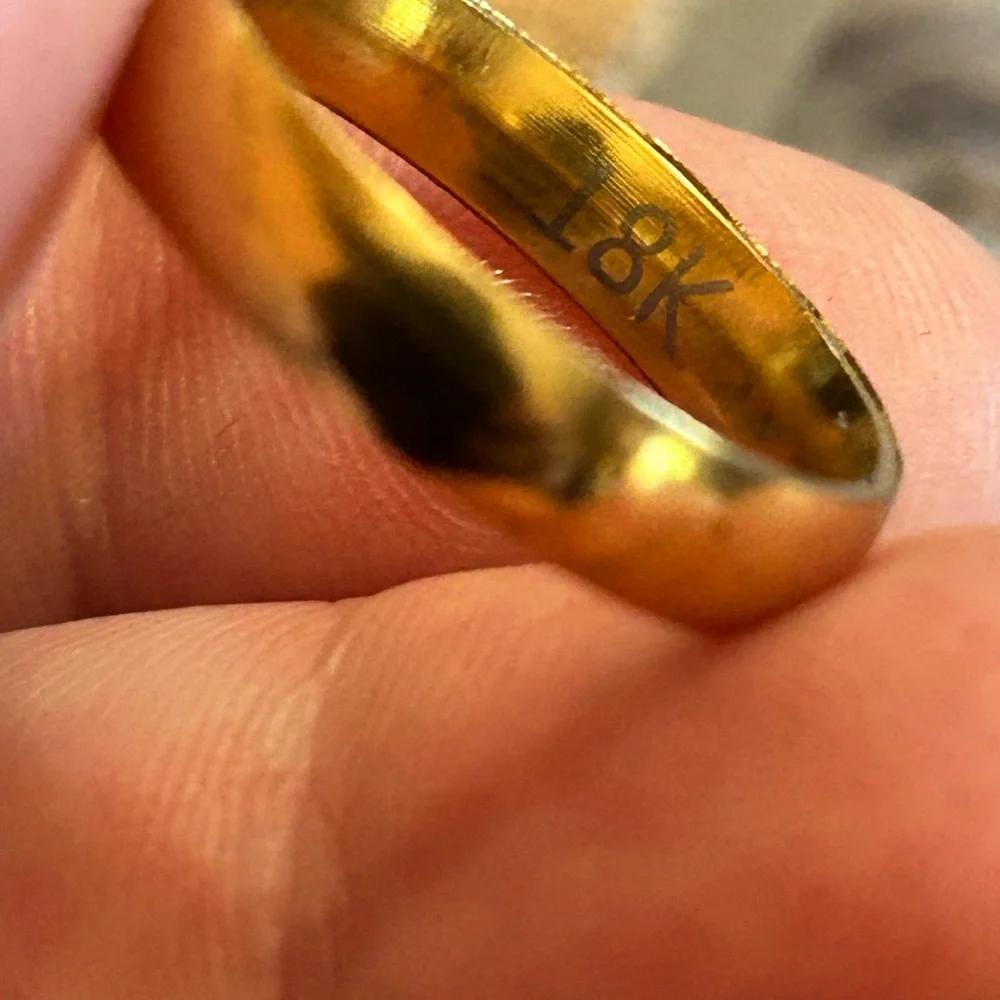Ladies 18kt solid yellow gold 4mm classic dome wedding band NWT 7.5 - Picture 3 of 7